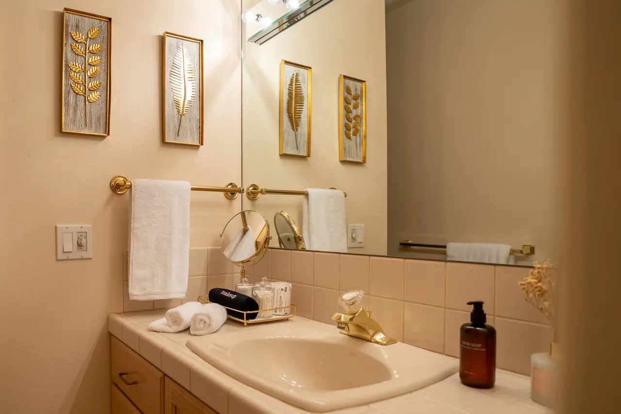 A second, beautifully-appointed guest bathroom ensures that everyone has space to get ready. 