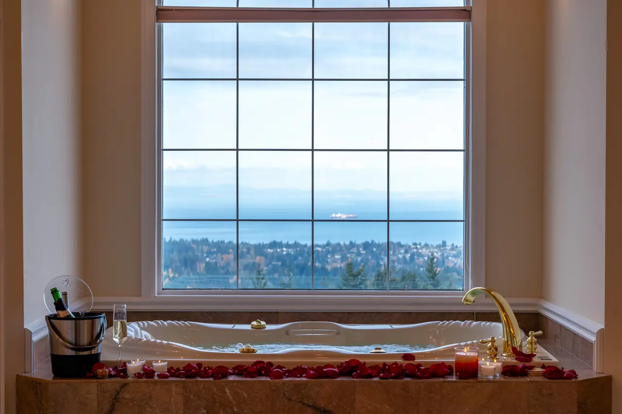 Dramatic views with premium dynamic massage jets, all in the private setting of your master suite - what can be better for the ultimate relaxation? 