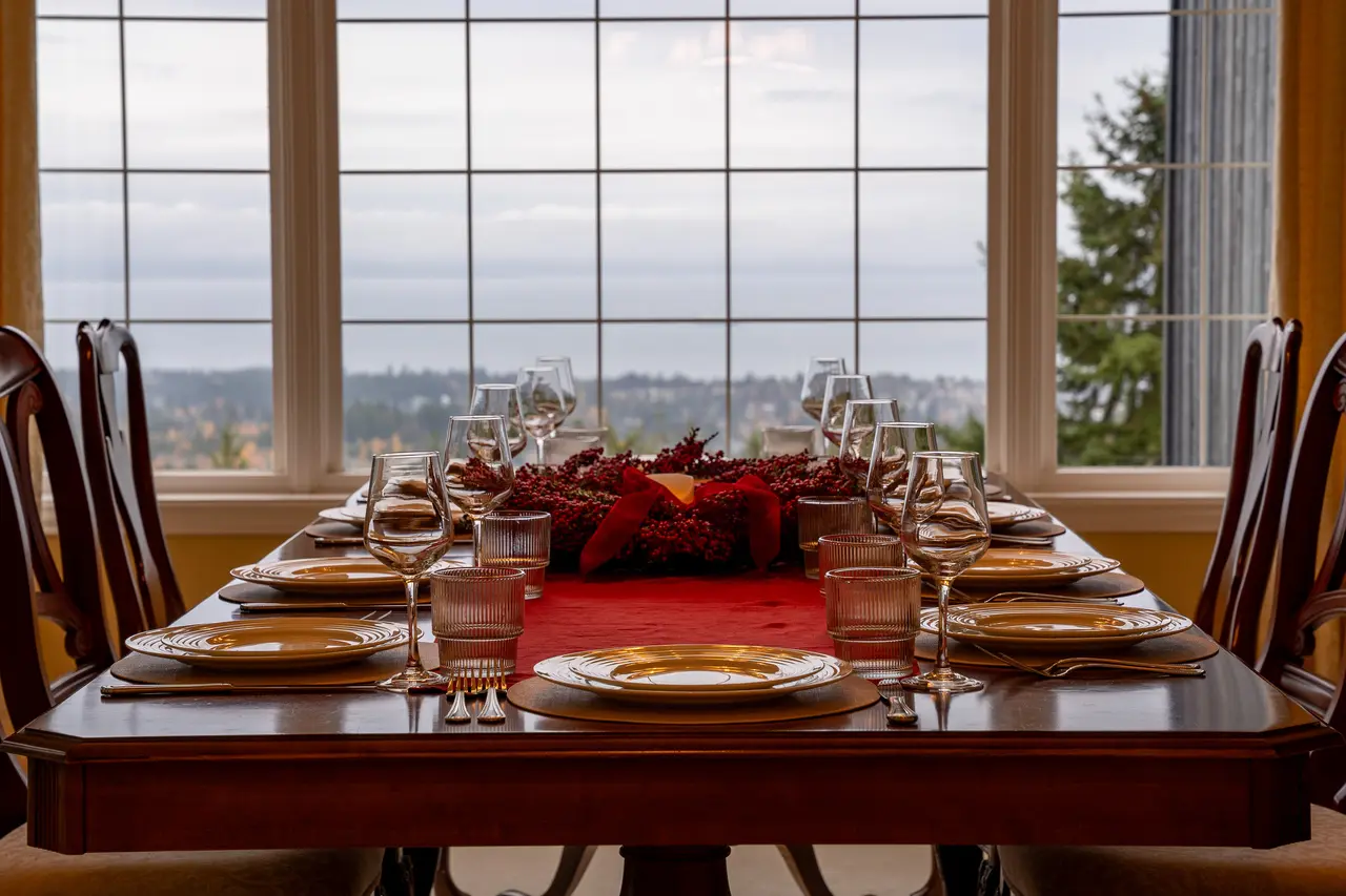 The grand table seats 10, with a full set of glassware and plates provided.