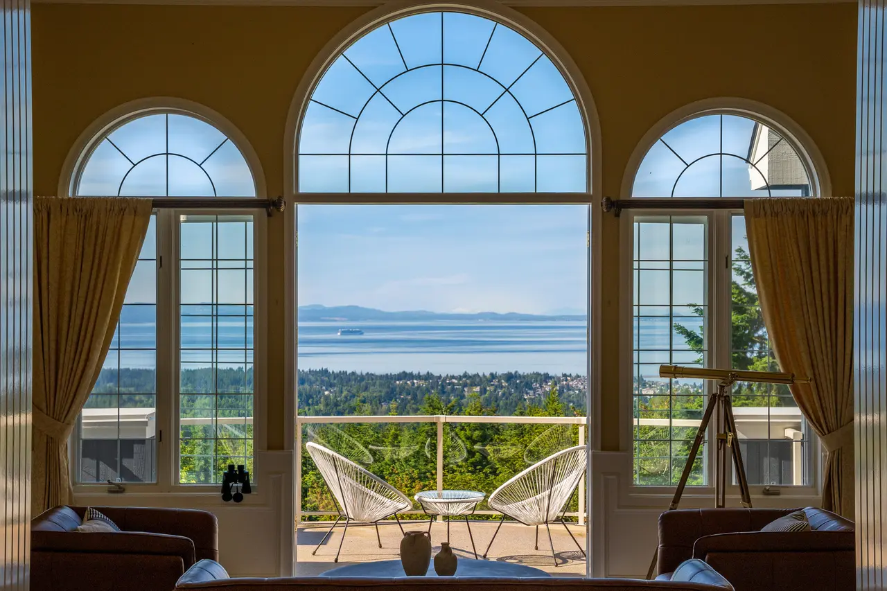 Step inside and be greeted immediately by sweeping views of the Strait of Juan de Fuca.