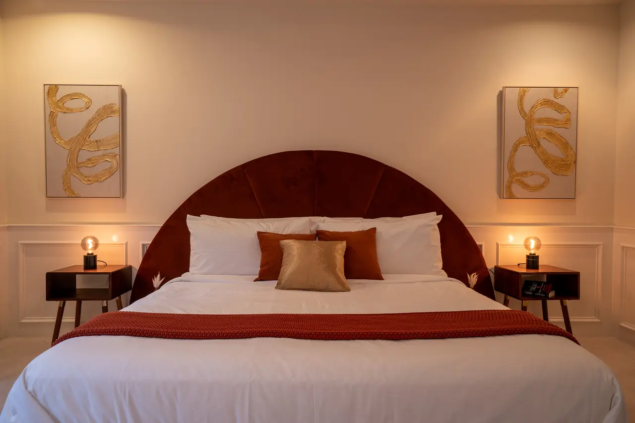 The high-end mattress and ultra-soft, hotel-quality linens are complemented by your choice of both firm and soft pillows. 