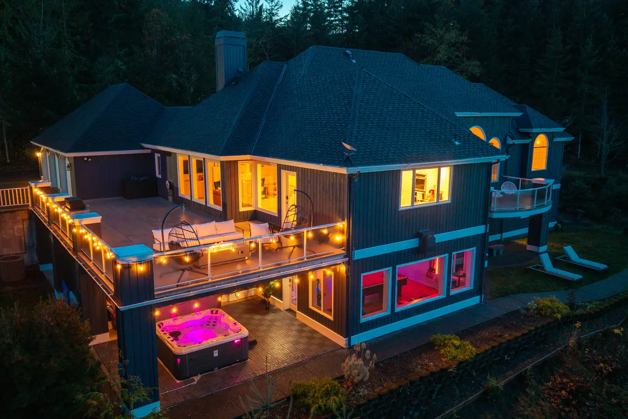 Enjoy the mountain resort with plenty of space for your entertainment inside & out
